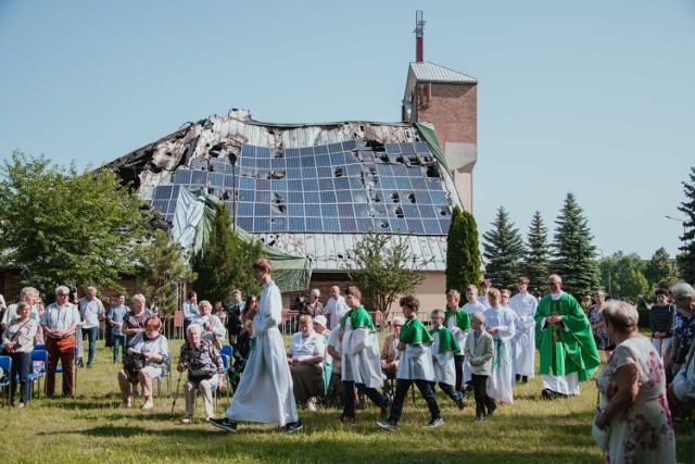 Podczas mszy zapowiedziano, ze w przyszłym tygodniu taca we wszystkich kościołach diecezji sosnowieckiej będzie zbierana z przeznaczeniem na odbudowę spalonej świątyni.