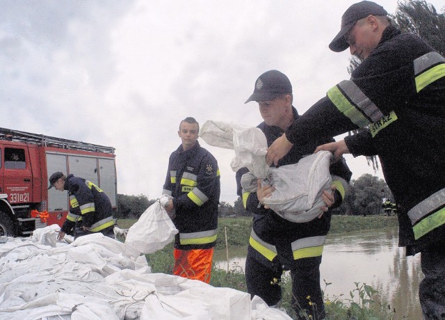 Strażacy z OSP Dankowice umacniali wczoraj przez kilka godzin wał w Kaniówku Dankowickim.