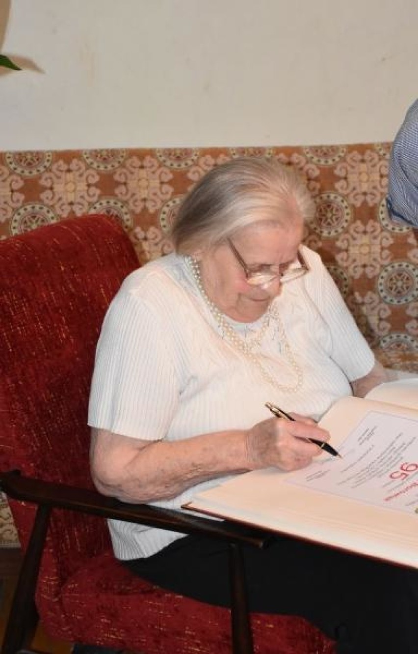 Pani Stanisława Borowiak z Młyniewa obchodziła 95 urodziny. Jubilatkę odwiedziła delegacja grodziskiego ratusza [ZDJĘCIA]