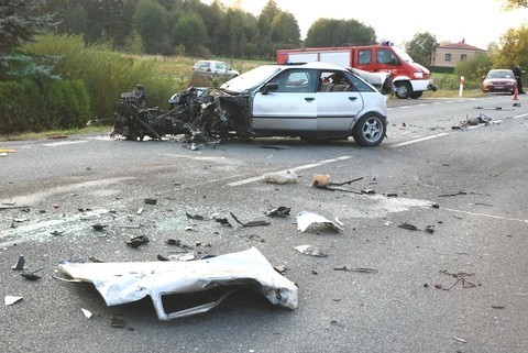 Stróża: Skręcał w lewo, staranował go samochód ciężarowy