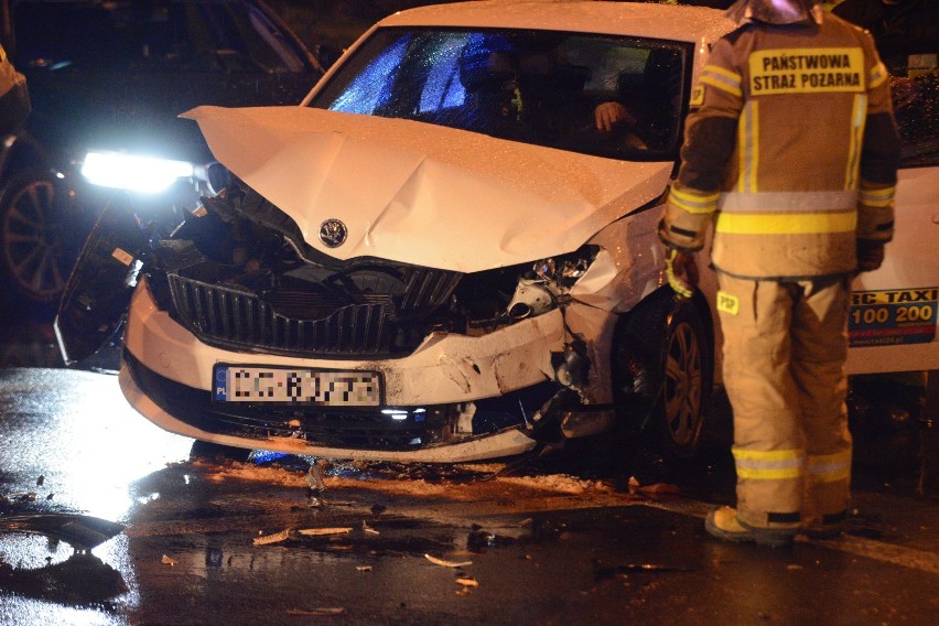 Wypadek taksówki i mercedesa w Grudziądzu. 12-latka w szpitalu [zobacz zdjęcia]