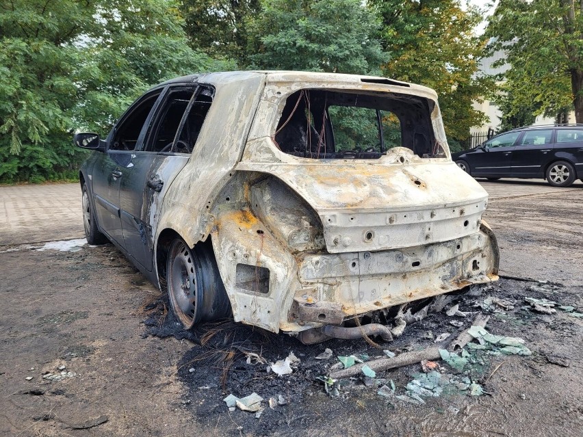 W Słupsku spłonął samochód. To już kolejny pożar auta w mieście [ZDJĘCIA]
