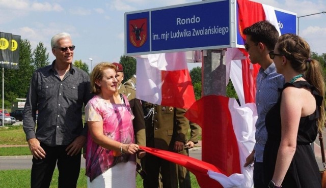 Major dyplomowany Ludwik Zwolański doczekał się już kilku upamiętnień. W Kazimierzy Wielkiej znajduje się rondo jego imienia.