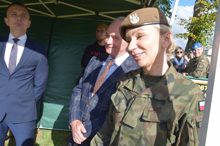 Dyrektor ZS nr 7 Renata Piszcz w mundurze WOT