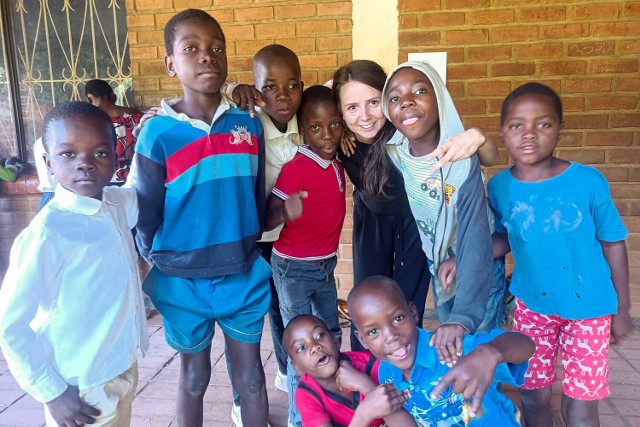 Od października 2022 r. Klaudia Kryszewska pracuje na misji w Namibii. Uczy najmłodszych podstawowych zasad, jak być szczęśliwym dzieckiem.