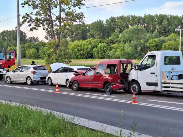 Karambol na ulicy Sienkiewicza w Łęczycy. Zderzyły się cztery samochody, trzy osoby zostały ranne