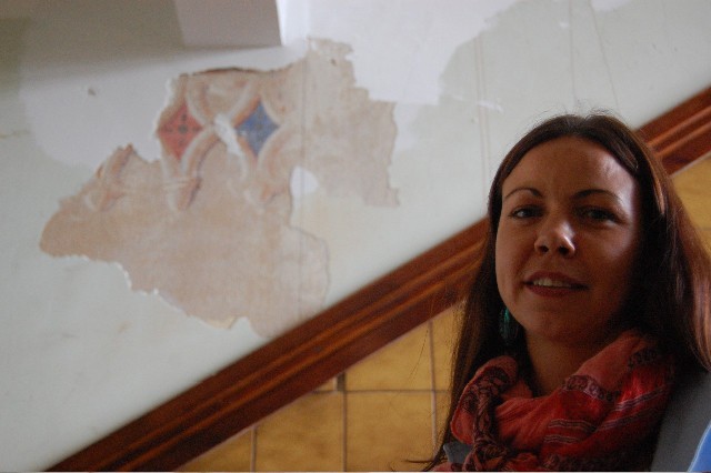Marlena Pawlak, miejski konserwator zabytków i w tle freski na ścianie w budynku chojnickiego ratusza