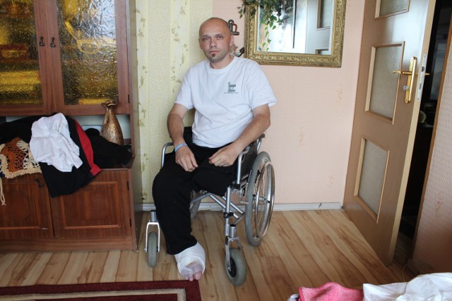 Na zdjęciu Dariusz Bartosik przed amputacją drugiej nogi, która została wykonana 2 czerwca. Zbiera pieniądze na protezy, żeby nie musieć poruszać się tylko na wózku