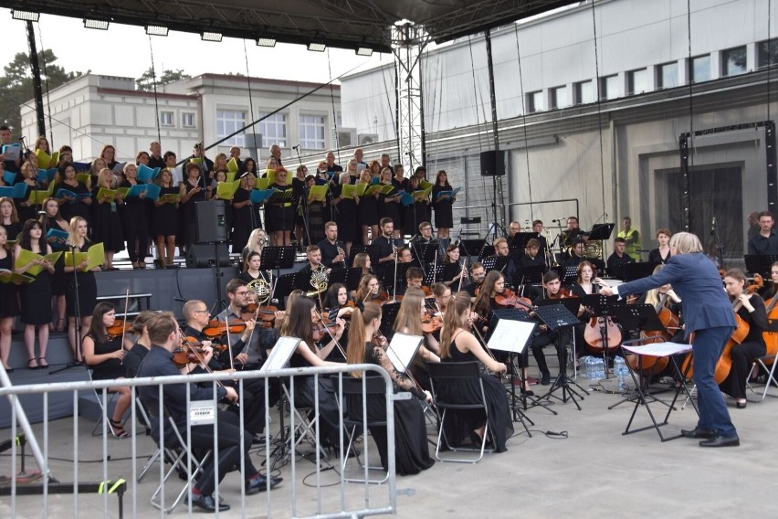Inauguracyjny koncert w wykonaniu Nadsańskiej Orkiestry Kameralnej i artystów- ambasadorów Stalowej Woli podczas 1. dnia Jubileuszu COP