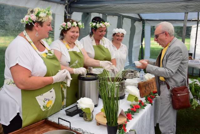 Festiwal "Krasomówcza miska" spodobał się. Kto był, ma nadzieję na kolejne edycje wydarzenia. - Gratulacje i liczę na kontynuację Festiwalu w kolejnych latach. Fajnych imprez nigdy na Pałukach za dużo! - skomentował Mirosław Binkowski (na zdjęciu z KGW Piechcin, zwyciężczyniami festiwalu). Oto relacja z Dworu Marzeń w Sielcu koło Żnina >>>