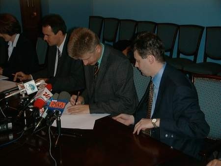 Prezydenci (od lewej) Kayser  i Grobelny  podpisali umowę z BRE Bankiem.