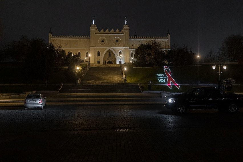  „Razem przeciw HIV”. Na budynkach w Lublinie wyświetlono czerwone kokardki. Zobacz