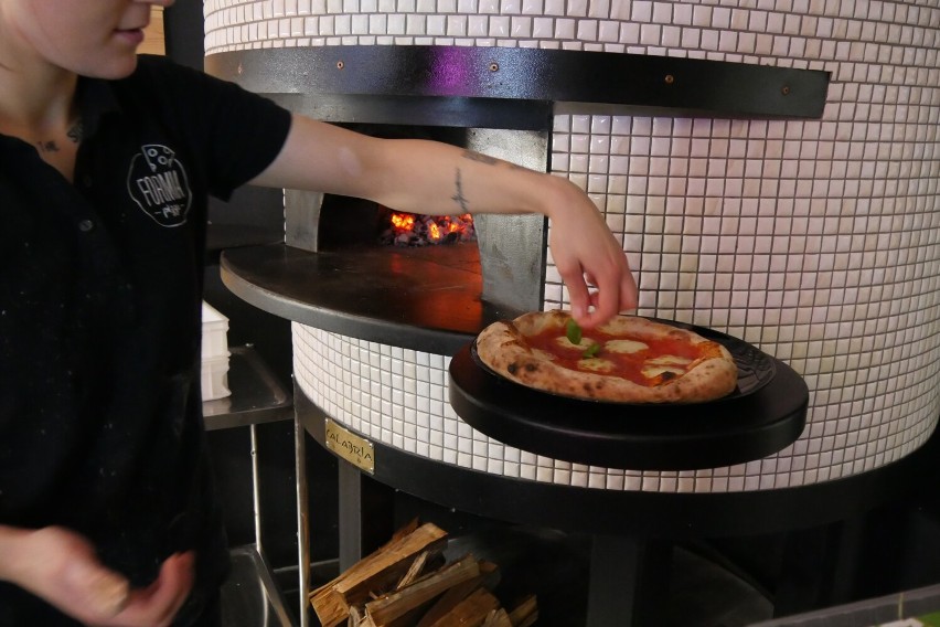 Pizza neapolitańska po legnicku. Formia Pizza to jedyna w Legnicy pizzeria serwująca pizzę jak w Neapolu! Zaglądamy do środka! [ZDJĘCIA]