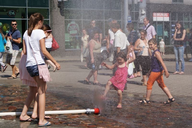 Kurtyny wodne chłodzą poznaniaków [ZDJĘCIA, WIDEO]