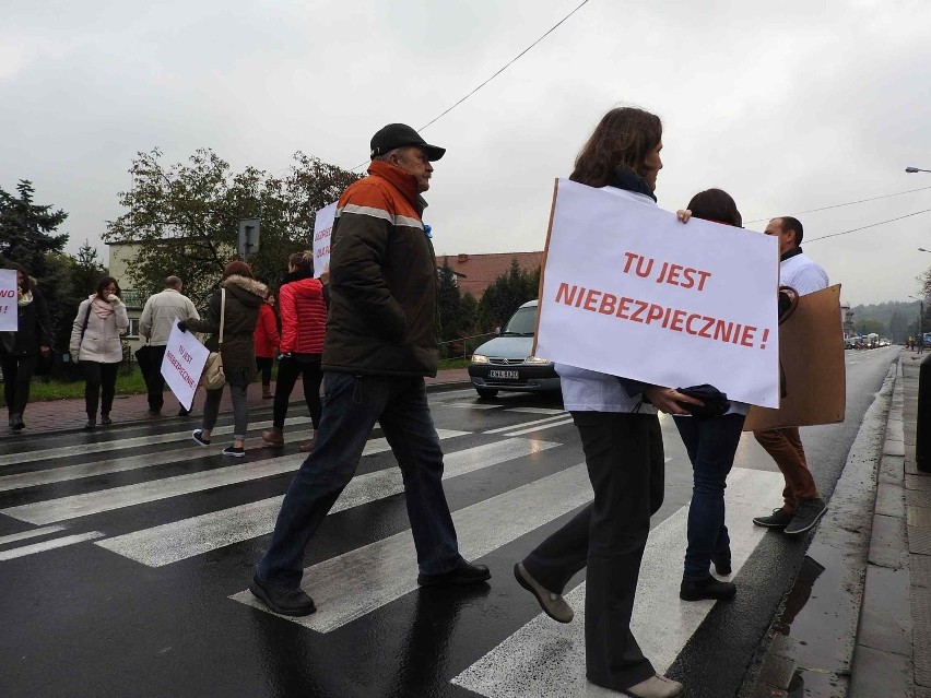 Protest na ulicy Zegadłowicza w Wadowicach.