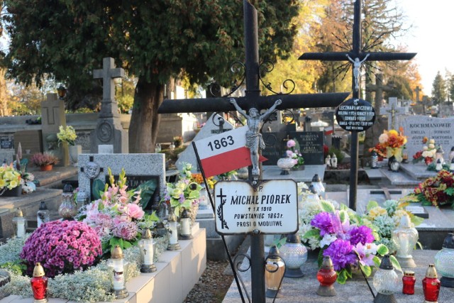 Na wielu grobach weteranów, uczestników walk o Polskę, zapłonęły znicze w ramach akcji organizowanej przez Instytut Pamięci Narodowej, oddział w Rzeszowie.