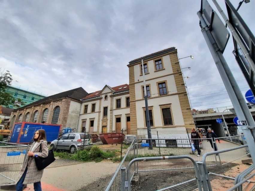 Odnowiono kolejny segment Starego Dworca w Katowicach. To Dworcowa 10. Była ruina, teraz budynek zachwyca