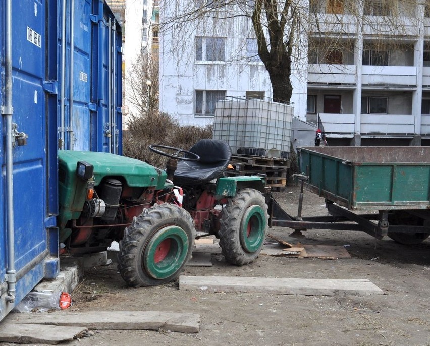 Wsiadł na traktor, ruszył a po chwili z niego spadł. Miał 2.5 promila