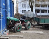 Wsiadł na traktor, ruszył a po chwili z niego spadł. Miał 2.5 promila