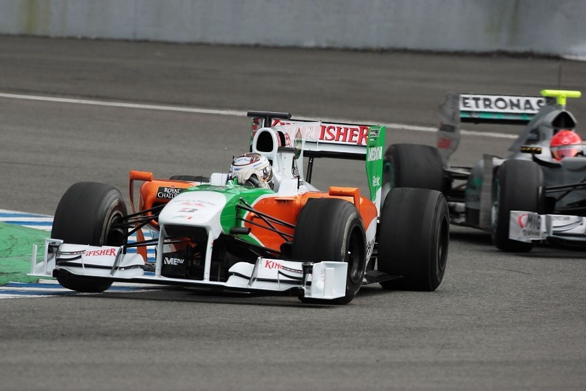 Adrian Sutil (Force India) przed Michaelem Schumacherem...