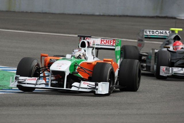 Adrian Sutil (Force India) przed Michaelem Schumacherem (Mercedes)