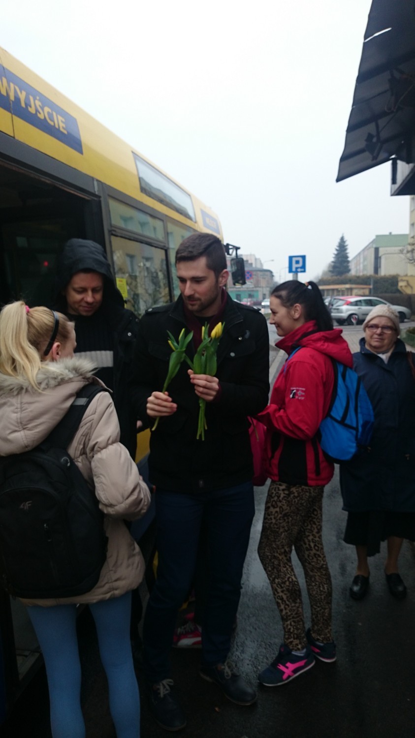 Dzień Kobiet w Kaliszu. Tulipany dla pasażerek KLA [FOTO]
