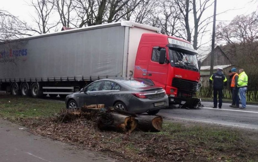 Mężczyzna podczas wyprzedzania samochodu na łuku drogi...