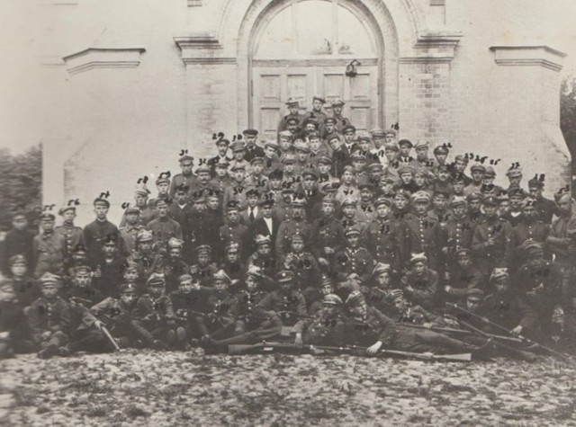 Na zdjęciu Kompania Ochotnicza 37. Pułku Piechoty Ziemi Łęczyckiej. Zdjęcie zostało zrobione na tle cerkwi w Łęczycy tuż przed wyjazdem na front (1920 r.)