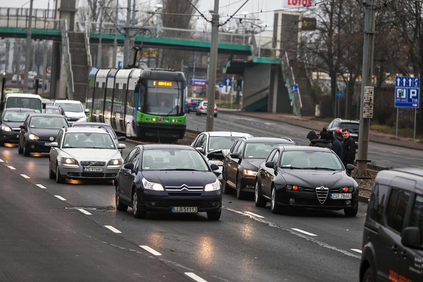 Kolizja dwóch pojazdów na ulicy Gdańskiej w Szczecinie. Uwaga - na olej na jezdni - 12.12.2020