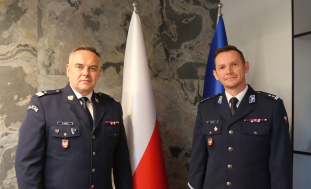 Policjanci w Suchej Beskidzkiej mają nowe komendanta. Został nim mł. insp. Robert Michna (z prawej)