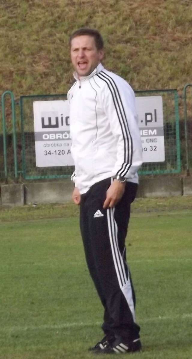 Trener Beskidu Andrychów Krzysztof Wądrzyk nie mógł usiedzieć spokojnie na ławce w wyjazdowym meczu przeciwko Garbarni Kraków.