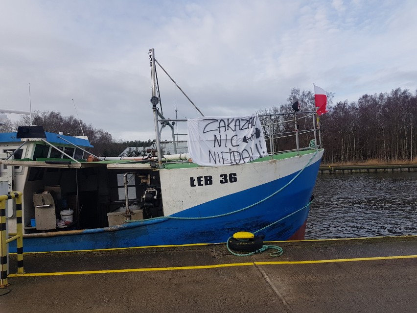 Łeba. Protestowali właściciele kutrów wędkarskich, teraz protestują rybacy i przetwórcy [WIDEO,ZDJĘCIA]