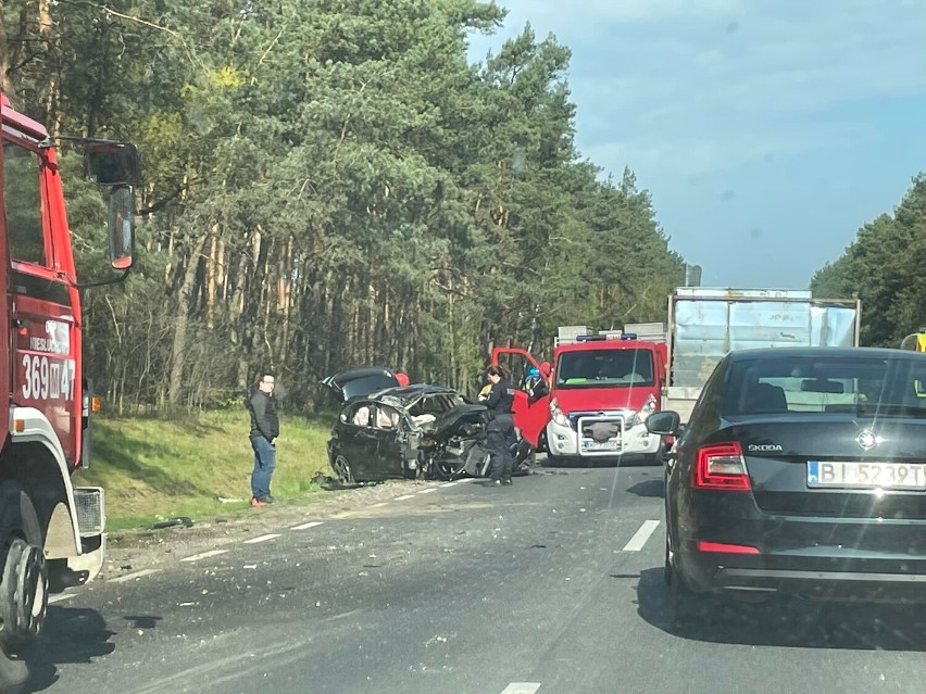 Wypadek na Drodze Krajowej 62. W Białobrzegach doszło do dachowania samochodu