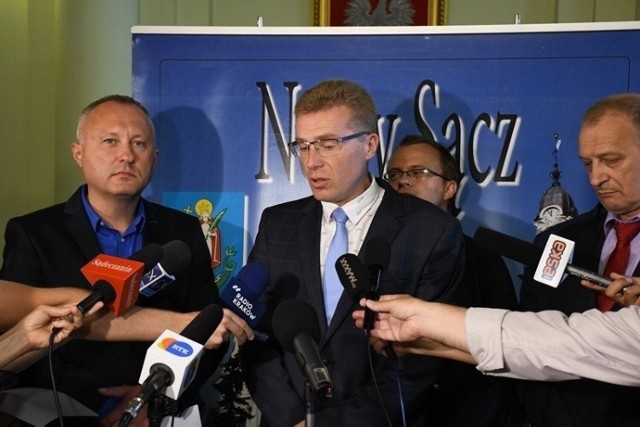 Jarosław Iwaniec (w środku) był niespełna trzy miesiące przewodniczącym Rady Nadzorczej spółki Nova