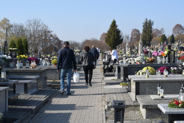 W poniedziałek, 31 października trwały ostatnie przygotowania przed dniem Wszystkich Świętych. Na cmentarzu w Pińczowie mieszkańcy dekorowali groby bliskich wiązankami, zapalali znicze. 

Zobaczcie, jakie znicze i kwiaty można jeszcze kupić na cmentarzu w Pińczowie na zdjęciach.