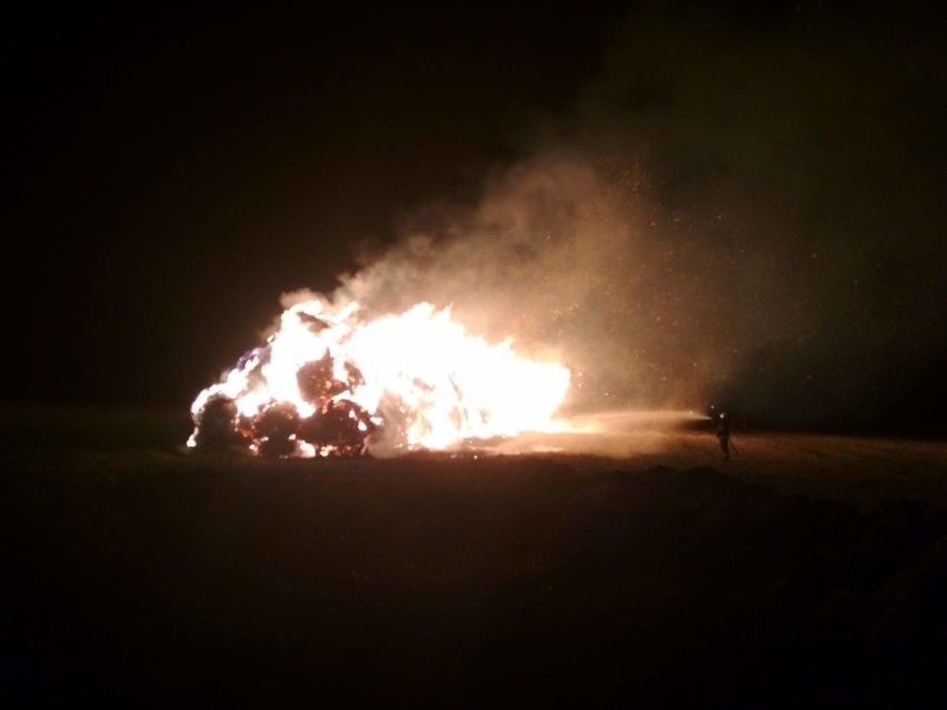 Pożar sterty słomy w Jeziorku w gminie Zapolice [zdjęcia i film]