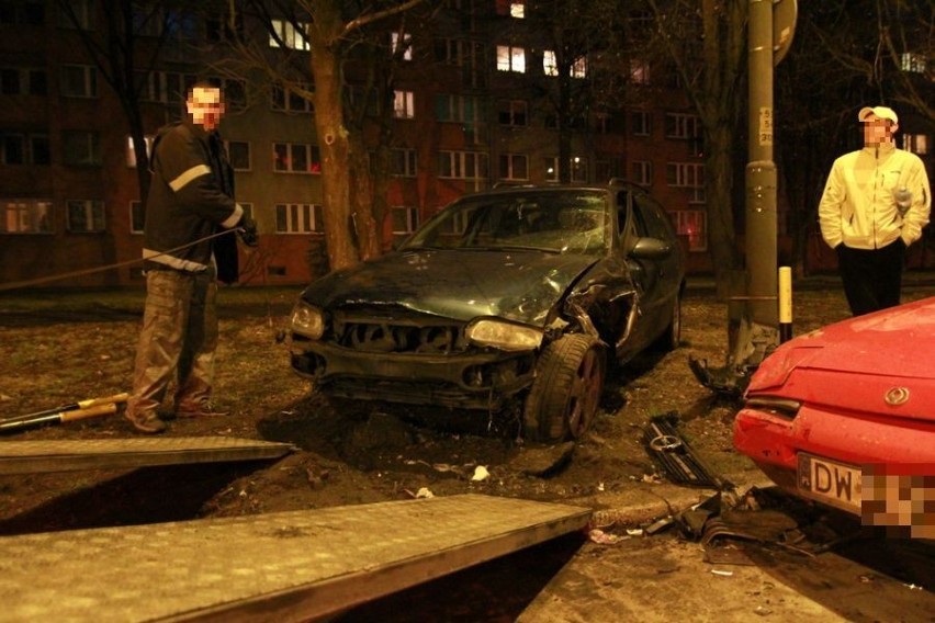 Wrocław: Pijany kierowca spowodował wypadek na Komandorskiej (ZDJĘCIA)