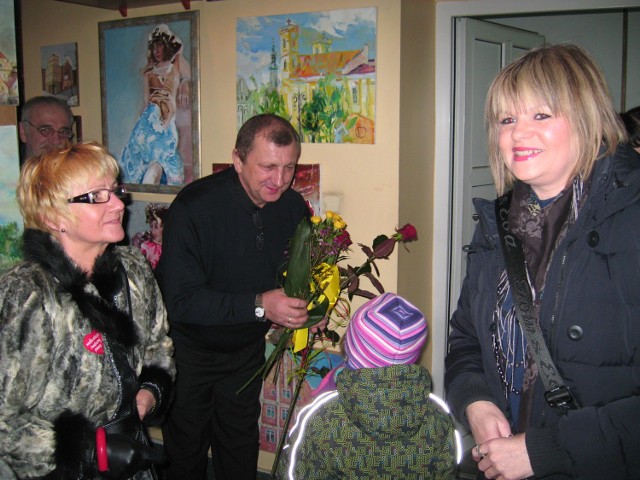 Bogusław Dębski podczas wystawy otrzymuje kwiaty