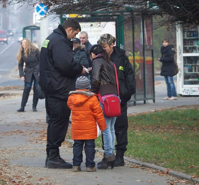 Matka chłopca wyjaśniła policjantom, że tylko na chwilę zostawiła go samego w domu.