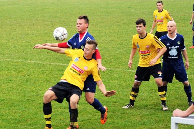 Piłkarze Soły Oświęcim (żółte koszulki) w połowie tygodnia w finale Pucharu Polski wygrali w Rajsku (5:1), co było dla nich także sprawdzianem przed ligową potyczką przeciwko Spartakusowi Daleszyce.