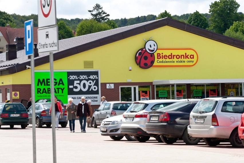 Biedronka – ile można zarobić w tym sklepie?

Stawki pensji...