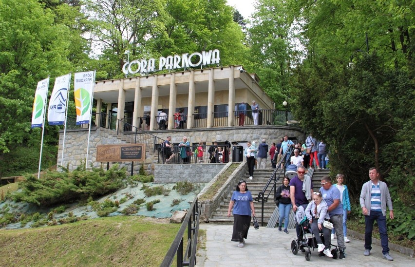 Krynica-Zdrój. Oficjalne otwarcie kolei na Górę Parkową. Tłumy turystów i impreza w stylu lat 30-tych XX wieku [ZDJĘCIA]