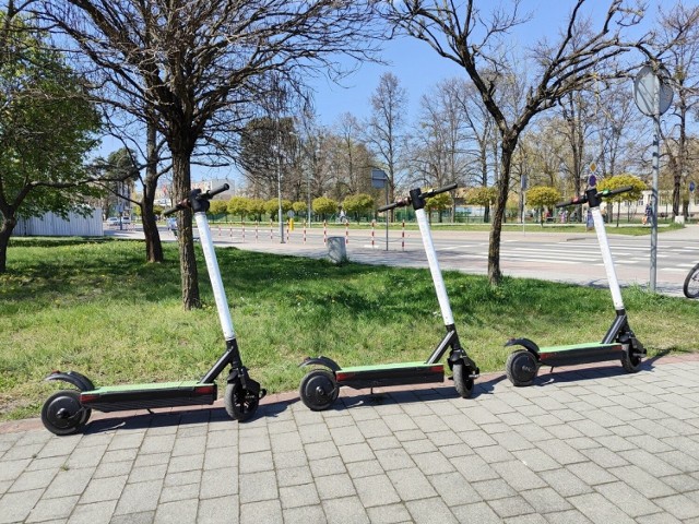 Elektryczne hulajnogi na skrzyżowaniu ulic Ofiar Katynia i Orzeszkowej, w sąsiedztwie sklepu Jubilat