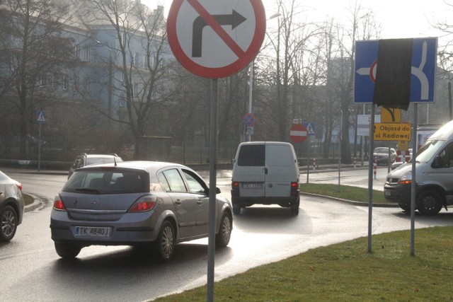 Po zakończeniu remontu ulica Radiowa została jednokierunkową. Jest możliwy tylko wjazd w nią od alei IX Wieków Kielc. I tworzą się korki.