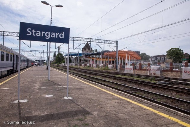 Młody mężczyzna znalazł kopertę na dworcu w Stargardzie.