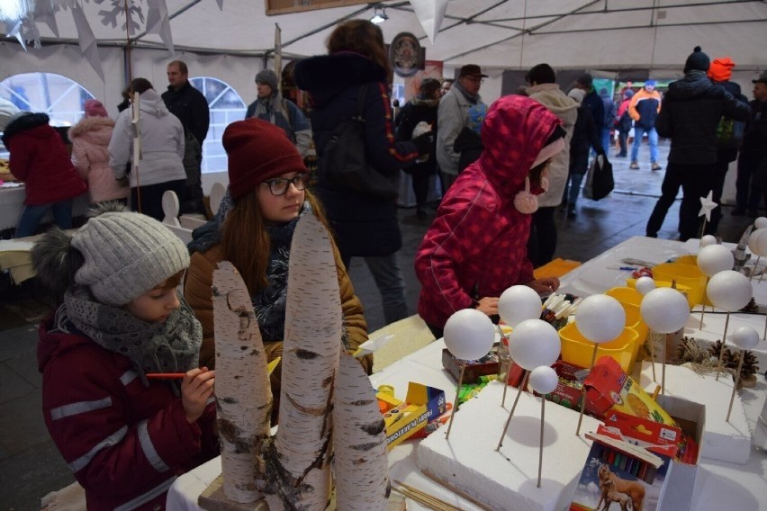 Jarmark świąteczny w Gorlicach  na blisko pięćdziesięciu wystawców. Na straganach wędliny, sery, ciasta, rękodzieło i ozdoby choinkowe