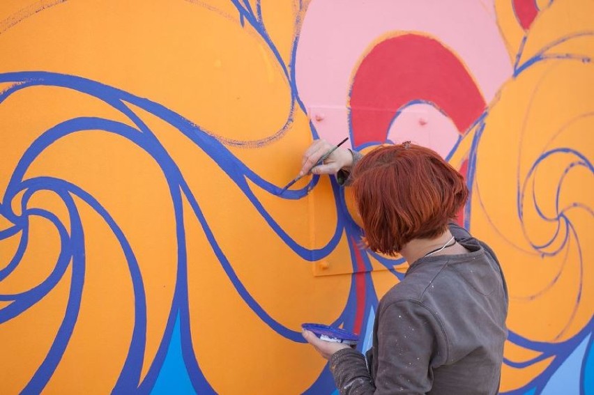 Izabela Ołdak realizuje mural przy ul. Partyzantów w...