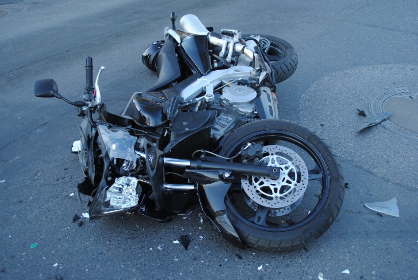 To był tragiczny rok dla motocyklistów. Ginęli na drogach w całym regionie. Na zdjęciu efekt wypadku na Spalskiej