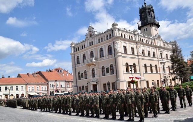 Zobaczcie zdjęcia ze święta wojska w Jarosławiu.

 Zobacz też: "W sumie ćwiczy 18 tysięcy żołnierzy". Manewry Dragon-19 w Drawsku Pomorskim
