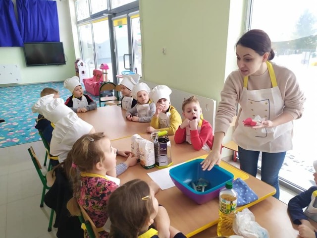 Międzynarodowy Dzień Pizzy w przedszkolu Magical World w Jędrzejowie. Dzieci zajadały się włoskim przysmakiem.